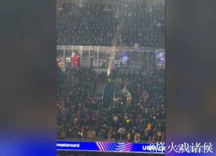 科贝记者:法兰克福球迷向巴萨球迷区投掷杂物 科贝记者:法兰克福球迷向巴萨球迷区投掷杂物